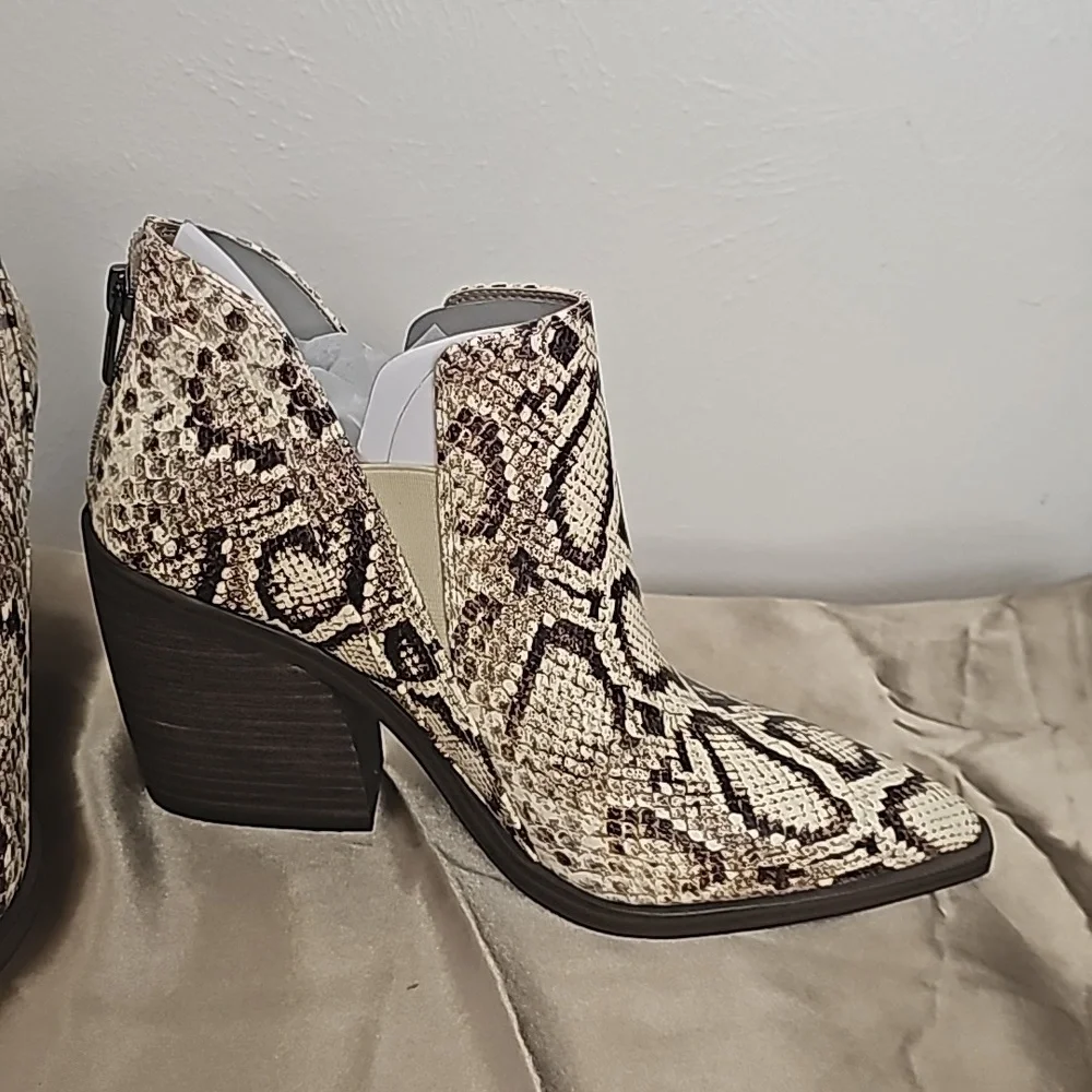 NEW Vince Camuto snake print leather ankle booties high  heel back zipper - Picture 3 of 12